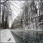 Zugefrorener Kraftwerkskanal