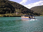 Ein Ausflugsschiff am Stausee von Tolmin